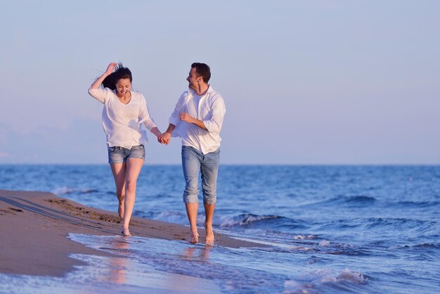 feliz casal romântico apaixonado se divertir na bela praia em lindo dia de verão