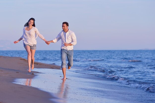 Feliz casal romântico apaixonado se divertir na bela praia em lindo dia de verão