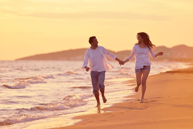 feliz casal romântico apaixonado se divertir na bela praia em lindo dia de verão