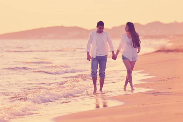 feliz casal romântico apaixonado se divertir na bela praia em lindo dia de verão