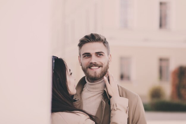 Feliz casal romântico apaixonado