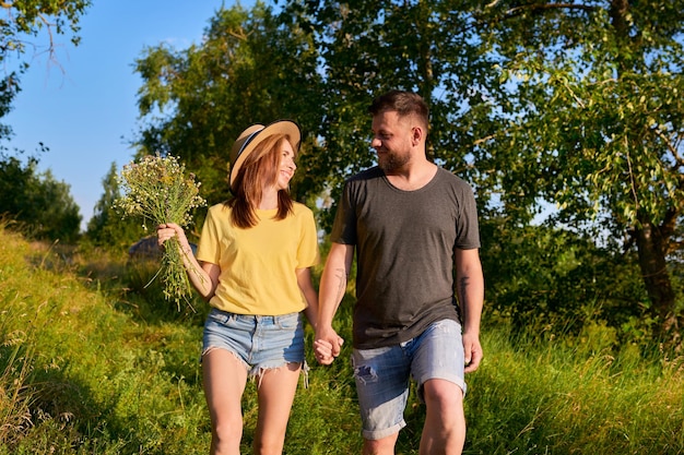 Feliz casal romântico de meia idade caminhando juntos de mãos dadas