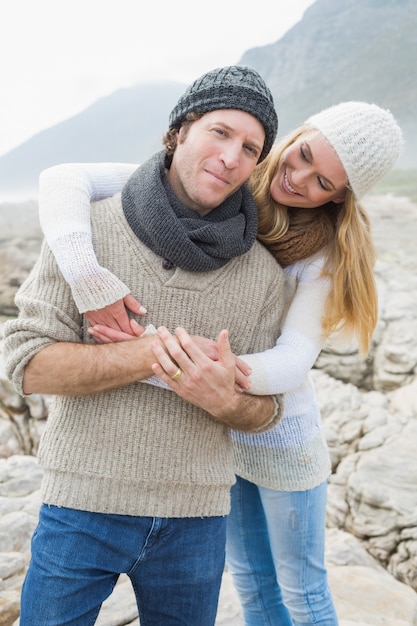 Feliz casal romântico em uma paisagem rochosa