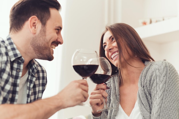 Feliz casal romântico se divertindo em casa