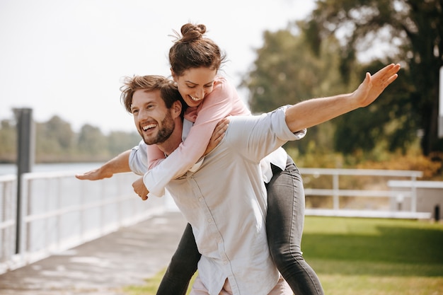 Feliz casal se divertindo juntos no ar fresco