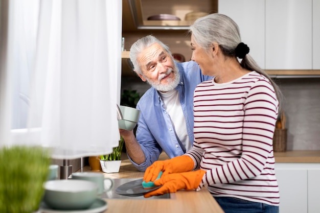 Feliz casal sênior a passar tempo juntos na cozinha em casa