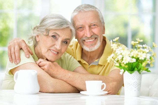 Feliz casal sênior bebendo chá na cozinha