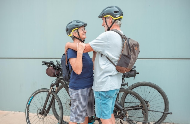 Feliz casal sênior caucasiano desfrutando de atividades esportivas com suas bicicletas elétricas estilo de vida saudável e ativo durante a aposentadoria