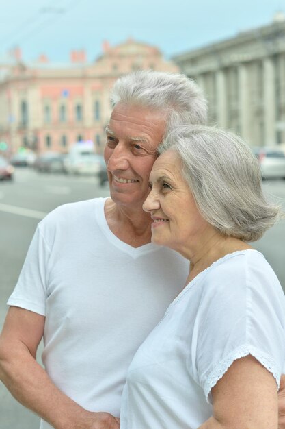 Feliz casal sênior dançando na rua da cidade