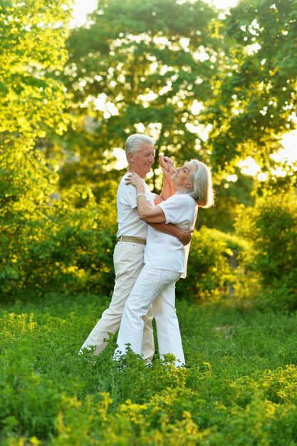 Feliz casal sênior dançando