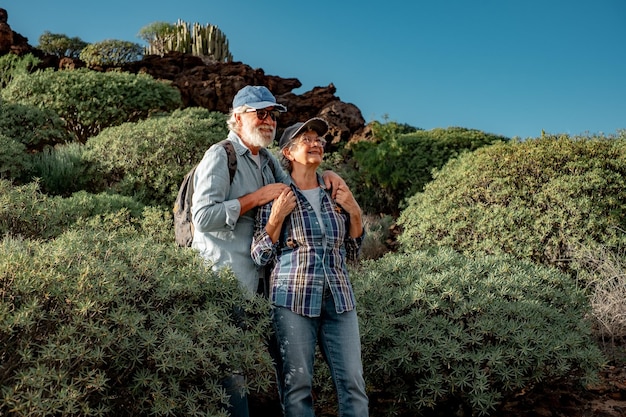 Feliz casal sênior em caminhadas nas montanhas desfrutando da liberdade da natureza e estilo de vida saudável