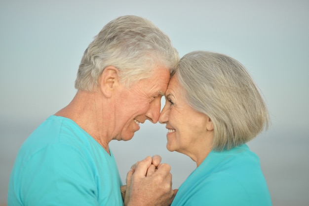 Feliz casal sênior fofo no mar