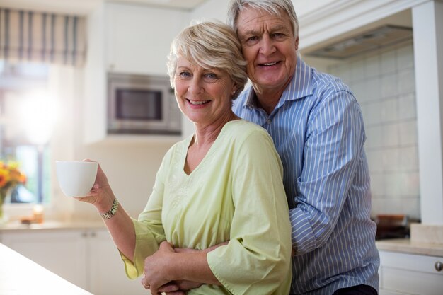 Feliz casal sênior na cozinha