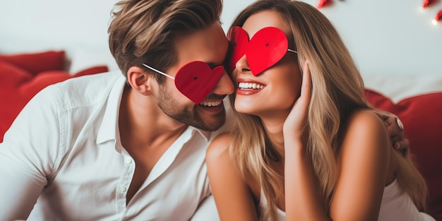 Feliz casal sorridente apaixonado comemorando aniversário de relacionamento em casa