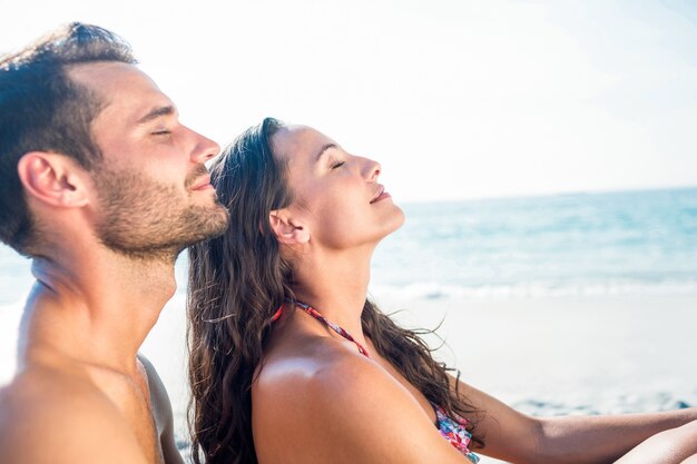 feliz casal sorrindo