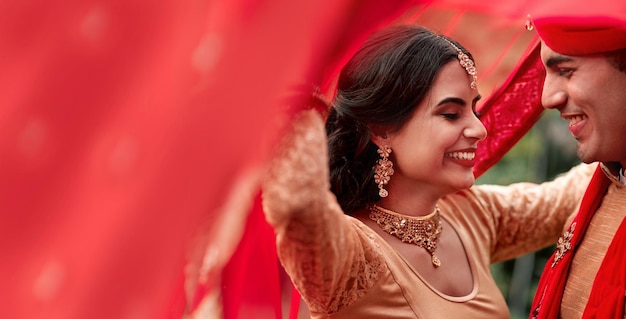 Feliz casamento de casal indiano e sorriso de amor, compaixão ou romance, juntamente com cuidado e alegria, homem e mulher hindus sorrindo em alegre felicidade pela tradição do casamento ou celebração da cultura vermelha