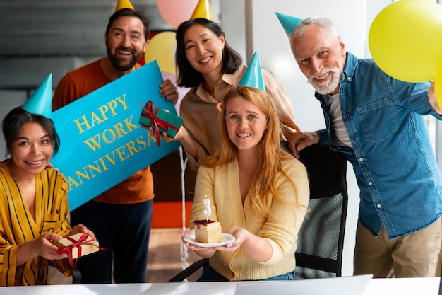 Foto feliz celebración del aniversario del trabajo