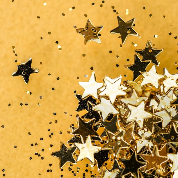 Feliz celebración del Año Nuevo Festivo fondo dorado estrellas brillantes confeti de primer plano y luces de hadas