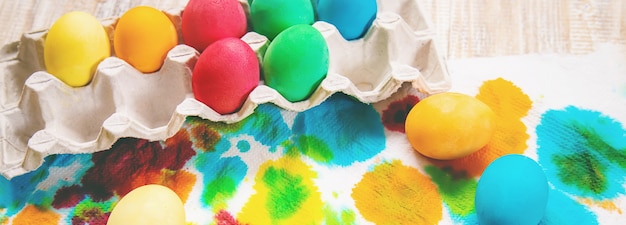 Foto feliz celebración de pascua, huevos de pascua pintados en madera blanca