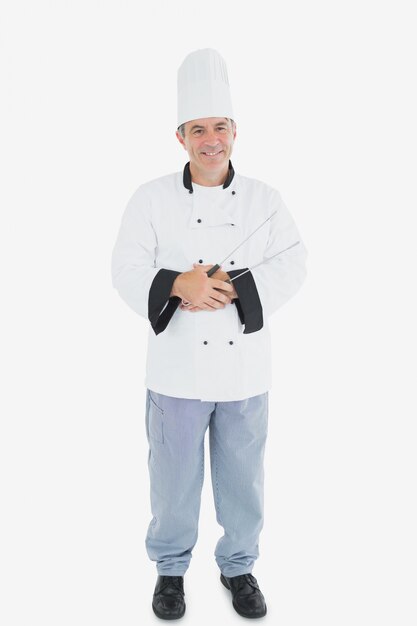 Feliz chef hombre sosteniendo pinzas