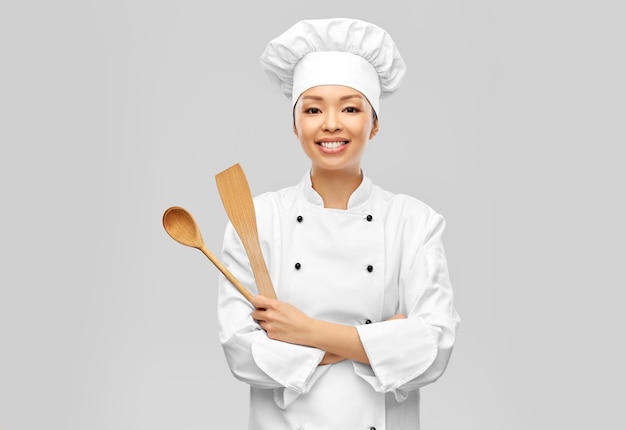 feliz chef mujer sonriente con cuchara de madera