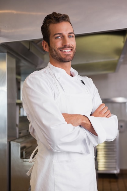 Feliz chef de pie con los brazos cruzados