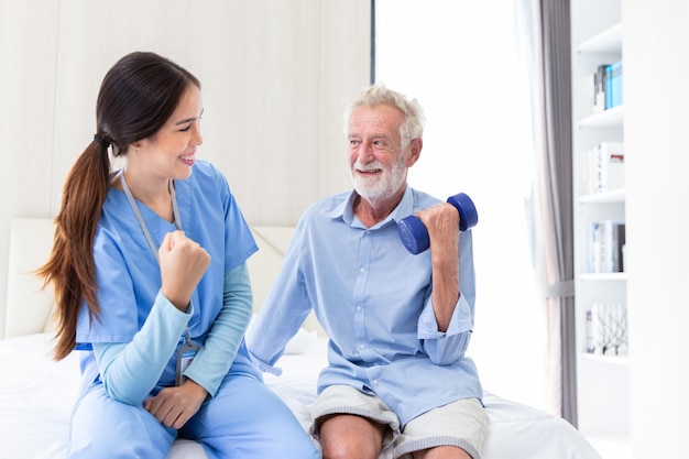 Feliz chequeo de salud de un paciente mayor y cuidados por parte de una joven doctora o enfermera en casa después de la jubilación para una buena salud