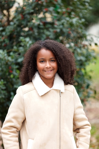 Feliz chica afroamericana con pelo afro