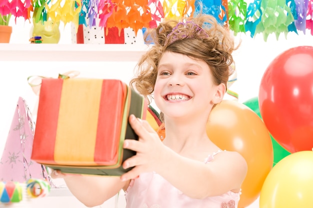 feliz chica fiestera con globos y caja de regalo