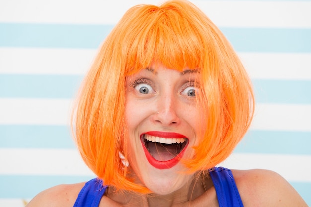 Feliz chica loca con expresión facial omg o wow. niña feliz con mirada loca. Guau. sorprendida niña feliz con cabello naranja. mirada loca de niña diciendo Dios mío. qué sorpresa. sentimiento y emociones.