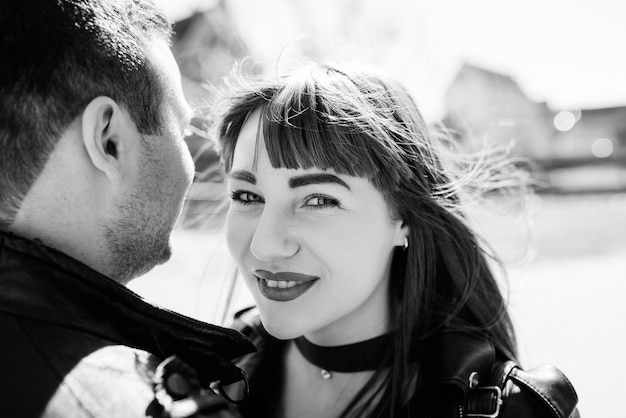 Feliz chico y mujer caminando por las calles turísticas de la vieja Europa en la ciudad de Gdansk