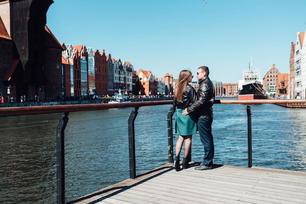 Feliz chico y mujer caminando por las calles turísticas de la vieja Europa en la ciudad de Gdansk