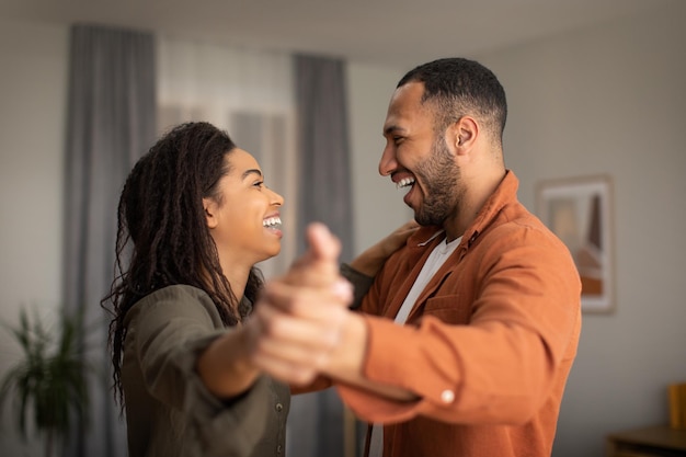 Feliz Citas Pareja Negra Bailando Divirtiéndose Juntos En Casa