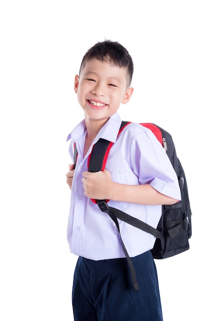 Feliz colegial asiático sonriendo sobre fondo blanco