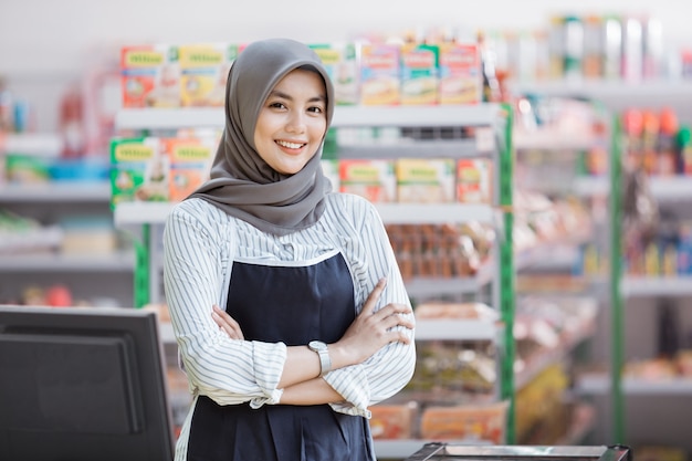 Feliz comerciante mujer asiática