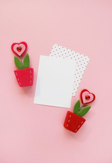 Feliz composição do dia dos namorados. maquete de cartão em branco no fundo rosa