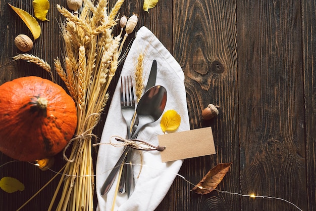 Feliz composición de otoño de Acción de Gracias con hojas de calabaza madura y pavo de Acción de Gracias en una mesa de madera oscura Vista superior