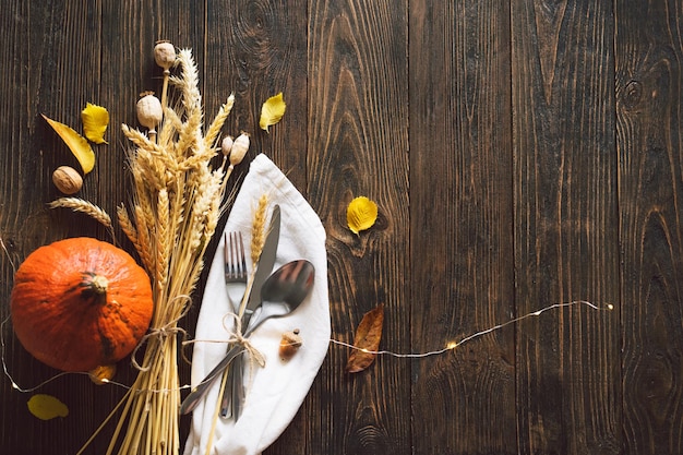 Feliz composición de otoño de Acción de Gracias con hojas de calabaza madura y pavo de Acción de Gracias en una mesa de madera oscura Vista superior