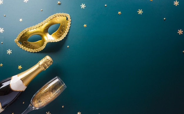 Feliz conceito de decoração de carnaval de Purim feito de estrela de máscara dourada e brilho em fundo escuro Feliz Purim no feriado judaico hebraico comemora