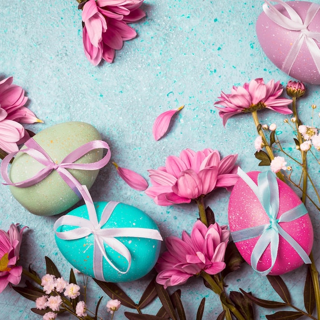 Feliz conceito de Páscoa. Fundo vintage festivo com ovos decorados e flores cor de rosa.