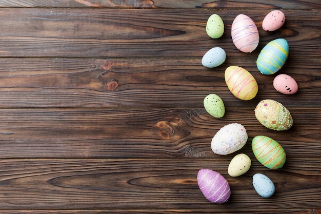 Feliz conceito de Páscoa Preparação para ovos de Páscoa de férias em plano de fundo colorido, vista superior, cópia espaço banner