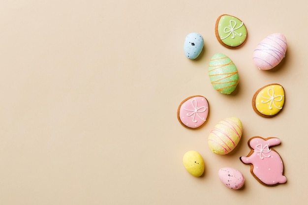 Feliz conceito de Páscoa Preparação para ovos de Páscoa de férias em plano de fundo colorido, vista superior, cópia espaço banner