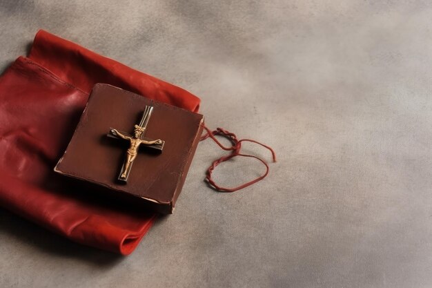 Feliz concepto de celebración del viernes santo con corona de espinas biblia cruz cristiana y espacio de copia