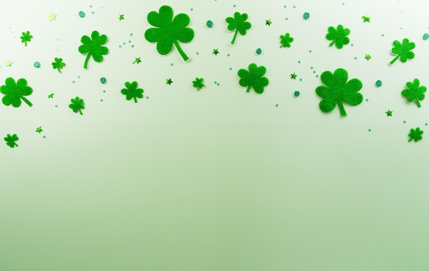 Feliz concepto de decoración del Día de San Patricio hecho de hoja de trébol de trébol en fondo verde pastel