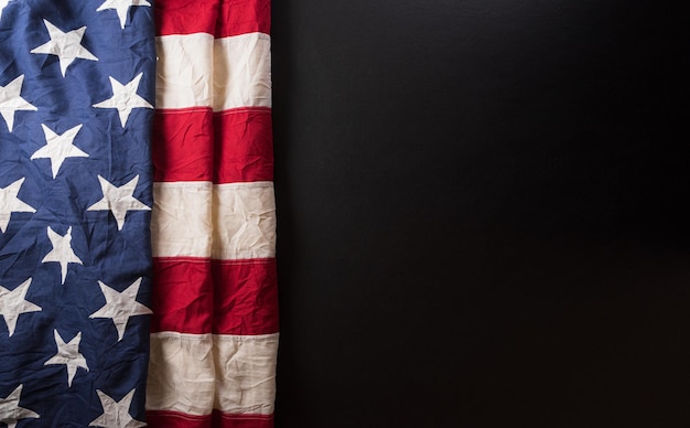 Feliz concepto del día de los presidentes con la bandera de los Estados Unidos sobre fondo oscuro.