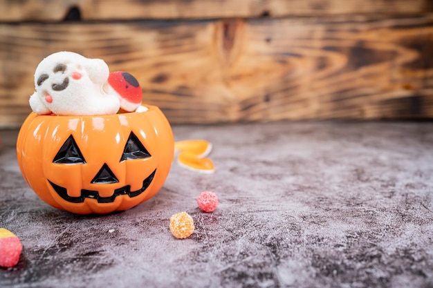 Feliz concepto de Halloween. Truco o trato en la temporada de otoño. Símbolo tenebroso y oscuro por la noche.