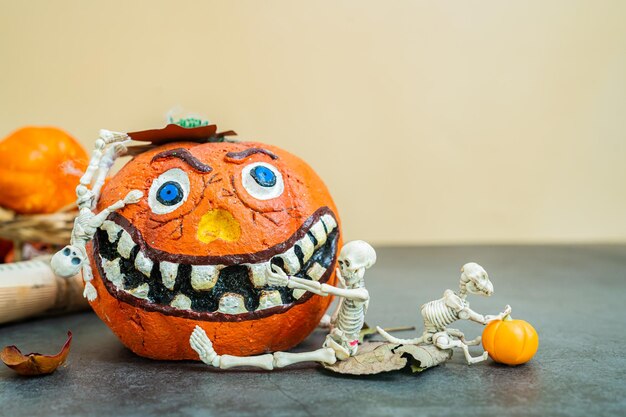 Feliz concepto de Halloween. Truco o trato en la temporada de otoño. Símbolo tenebroso y oscuro por la noche.