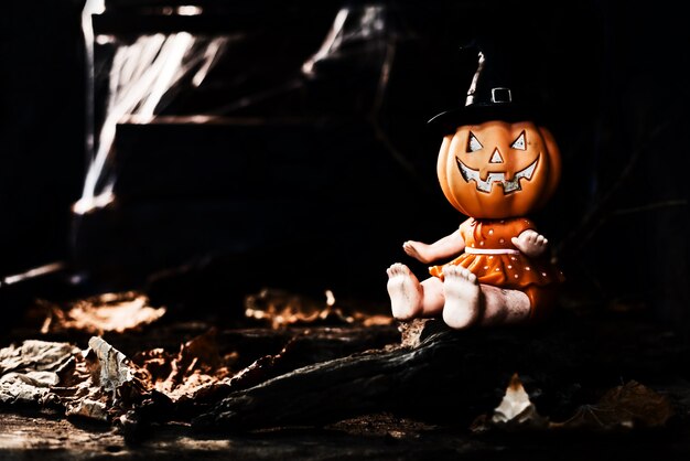 Feliz concepto de Halloween. Truco o trato en la temporada de otoño. Símbolo tenebroso y oscuro por la noche.