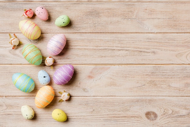 Feliz concepto de Pascua Preparación para las vacaciones huevos de Pascua sobre fondo de color plano vista superior copia espacio banner