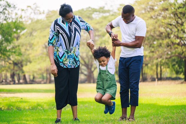 Feliz concepto de vida familiar afroamericana Los padres y el niño se divirtieron juntos